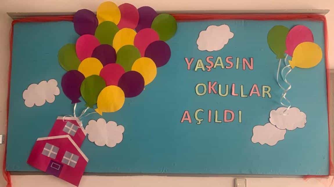 Tüm öğrenci ve öğretmenlerimize, birlikte yürüyeceğimiz yolların bilgi ve sevgiyle aydınlanacağı bir eğitim öğretim yılı dileriz...